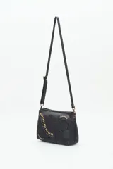 Cartera bandolera verde de cuero vacuno con bordado de flores y tachas doradas y plateadas. Tiene cierre metálico superior, forro de algodón, división interna, bolsillo y tarjetero. La correa es regulable.