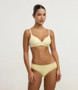 Kit de dos bombachas bikini de microfibra, una amarilla y otra blanca, con detalle de encaje en la cintura y en las sisas, colgante de figa y fruncido en la parte trasera.