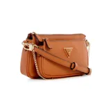 Bolso cruzado Guess modelo Noelle, color marrón camel con textura saffiano. Presenta herrajes dorados, logo triangular metálico en el frente y correa ajustable combinada: parte de PU y parte de cadena dorada. Incluye un bolso extraíble.