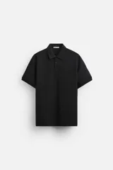 Polo negro de corte regular, con cuello solapa y cierre frontal de botonadura.