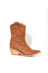Bota texana negra de cuero, con caña media, punta fina y taco bajo.