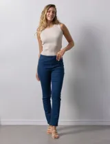 Jegging de algodón marca Erika, color azul denim. Delantero con bolsillos simulados y trasero con bolsillos aplicados.