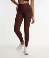 Conjunto deportivo color marrón compuesto por un top de breteles anchos y calzas largas de cintura alta.