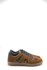 Zapatillas urbanas de cuero color crema con puntera y talón en gamuza gris, suela de goma marrón y cordones grises.