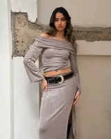 Top manga larga color gris con escote off-shoulder.