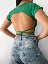 Top de morley ajustado, disponible en varios colores, con diseño de manga corta y corte cropped.