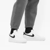 Championes urbanos Nike Air Force 1 '07, color negro con detalles en blanco.