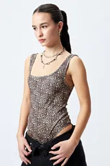 Body de lycra con estampado animal print de leopardo, escote cuadrado y breteles anchos.