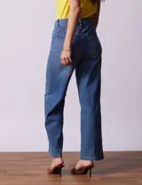 Pantalón de jean azul de tiro alto y pierna ancha, marca Djeans. Tiene pretina con pasadores, botón y cierre. Cuenta con bolsillos delanteros y traseros.