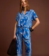 Pantalón pantacourt de viscosa con estampado paisley en tonos azules y blancos, cintura alta elástica.