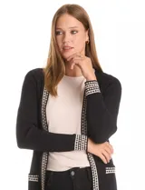 Cardigan negro de tejido acanalado, marca Rio & Rian, con ribete de diseño geométrico en contraste en la apertura frontal, puños y bolsillos simulados.