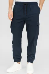 Pantalón babucha azul marino con cintura elástica ajustable con cordón y múltiples bolsillos tipo cargo.