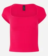 Blusa roja de ribana con escote cuadrado y mangas cortas.
