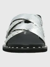 Sandalias plateadas con tiras cruzadas con textura de piel de serpiente y apliques de tachas plateadas. Ajuste con hebilla y suela de goma negra.