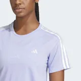 Remera deportiva Adidas Own the Run 3 Rayas, color lila con tres rayas blancas en los hombros y logo blanco en el pecho.