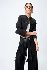 Campera corta de denim negro con cuello mao con broches metálicos, cierre frontal y en mangas, y costuras marcadas.