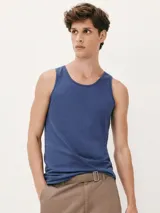 Musculosa básica de hombre color azul oscuro.