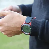 Reloj digital Marea para hombre, con caja de plástico roja y bisel negro, correa de caucho negra, pantalla LCD, funciones de hora mundial, alarma, cronómetro y resistencia al agua hasta 10 ATM.