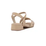 Sandalias de cuero sintético color almendra, con tira ancha sobre los dedos, pulsera al tobillo con hebilla dorada y taco bajo cuadrado.
