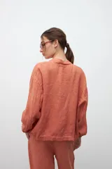 Kimono color ocre de lino, de corte holgado y mangas largas con puños elásticos.