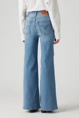 Pantalón de jean celeste de corte acampanado, tiro alto y cinco bolsillos.