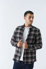 Camisa de viyela roja y azul marino a cuadros, corte slim, con logo bordado, bolsillos con botón y manga larga.