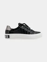 Zapatillas urbanas negras con textura croco, cordones negros y suela blanca.