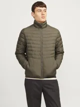 Campera puffer color verde militar, con cuello alto, cierre frontal con cremallera, bolsillos laterales y puños elásticos.