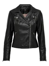 Chaqueta negra de piel sintética con corte biker, cierre asimétrico con cremallera, cuello con solapas y tachas decorativas.