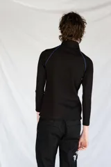 Remera térmica negra de manga larga, confeccionada en jersey de algodón grueso con vivos azules en contraste y logo bordado. Presenta cierre YKK en el cuello.