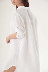 Camisa color beige de lino con corte irregular.