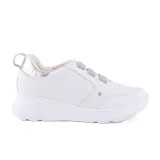 Championes blancos de cuero con ajuste de velcro y detalles plateados.