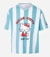 Remera deportiva con cuello en V, a rayas verticales celestes y blancas. Estampado frontal con el logo de Hello Kitty y la leyenda "Sport Club".
