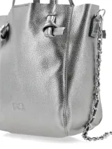 Cartera plateada de cuero texturizado, con doble asa corta y correa larga de cadena.