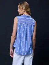 Camisa sin mangas de lino a rayas verticales celestes y blancas, con cuello con solapa, escote en V, abertura central con botones y bolsillo en el pecho.