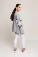 Sweater de lana merino color gris con diseño geométrico en blanco y negro en la parte superior. Tiene cuello redondo y mangas largas semi oxford.