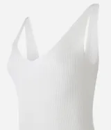 Blusa blanca sin mangas de punto acanalado con escote en V y espalda descubierta.