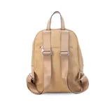 Mochila color beige de nylon resistente, con cierre principal y bolsillo frontal. Cuenta con detalle en simil cuero y bolsillo pequeño. Bolsillo trasero con cierre y bolsillos laterales para mayor comodidad. Correas a tono.