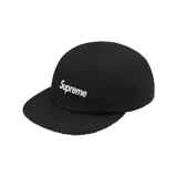 Gorro tipo camp cap Supreme negro con logo blanco en el frente y visera de toalla.