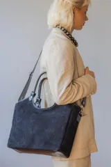 Cartera tipo tote bag de gamuza color azul marino, con doble asa corta y correa larga desmontable.