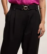 Pantalón negro de corte recto en tejido crepé, con trabillas en la cintura, bolsillos, pliegues y cierre delantero. Incluye cinturón con elástico en la espalda y hebilla metalizada de enganche.