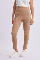 Calza de gamuza color beige, de tiro alto y corte ajustado.