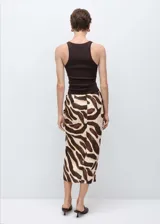 Falda midi de viscosa con estampado animal print en tonos marrones y beige. Diseño recto con abertura lateral y detalle drapeado en la cintura.