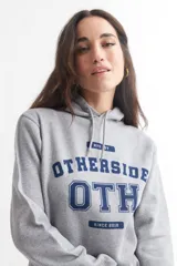 Hoodie gris con capucha y cordones ajustables. Estampado frontal con la palabra 'OTHERSIDE' y las siglas 'OTH' en azul marino.