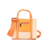 Cartera mini tipo tote bag bicolor, con cuerpo de tela color beige y solapa frontal de cuero sintético color naranja. Tiene doble asa de mano, correa larga regulable y herrajes plateados. Presenta un bolsillo externo con cierre y dos bolsillos internos, uno con cierre y otro abierto.