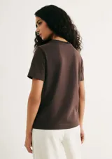 Remera color marrón claro, de corte recto, con cuello redondo y mangas cortas.