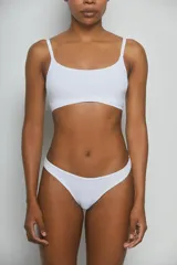 Top color piel con breteles finos.