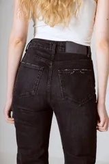 Pantalón de jean negro de tiro alto y corte recto.