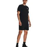 Short deportivo Under Armour Essential Fleece de hombre, color negro, confeccionado en tejido polar de mezcla de algodón con interior cepillado. Cuenta con cintura elástica con cordón ajustable y logo de la marca estampado en la pierna izquierda.
