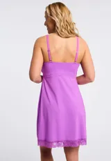 Chemise celeste con breteles finos regulables, escote en V y apliques de encaje en el escote y el ruedo.